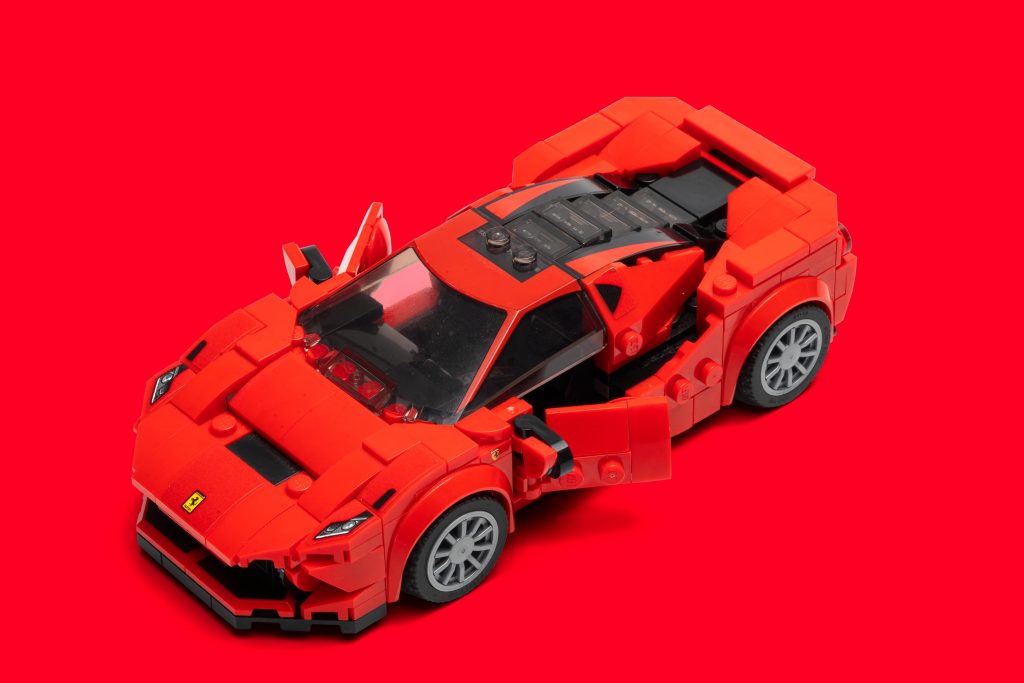 puertas montadas en el ferrari f8 tributo lego speed champions